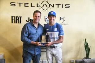 Hilario Ulloa, de Ellerstina, recibió el premio al MVP del partido con La Ensenada de manos de Martín Zuppi, presidente de Fiat, Jeep y RAM