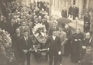 Un clásico cortejo fúnebre en 1930