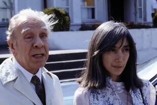 Jorge Luis Borges y María Kodama en Francia, en 1980