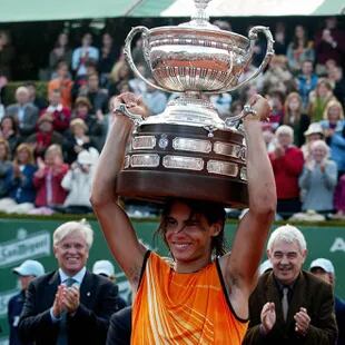 El 24 de abril de 2005, Nadal (con 18 años) ganó el título en Barcelona y al otro día aparecería, por primera vez, en el Top 10 de la ATP