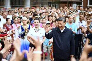 En esta foto publicada por la agencia de noticias china Xinhua, el presidente chino Xi Jinping, visita la comunidad de Guyuanxiang en el distrito de Tianshan en Urumqi, en la región autónoma uigur de Xinjiang, en el noroeste de China, el miércoles 13 de julio de 2022. 