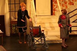 Hilda Bernard y Norma Pons en una escena de 8 Mujeres