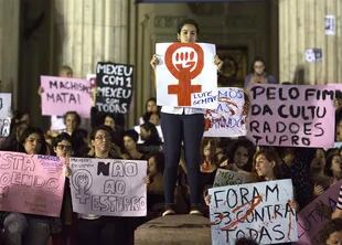 Cientos de mujeres se manifestaron anoche en Río en repudio por el ataque sexual