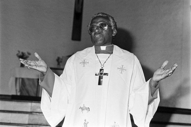 (ARCHIVOS) En esta foto de archivo tomada el 23 de junio de 1985, el activista sudafricano y premio Nobel de la Paz y arzobispo anglicano Desmond Tutu pronuncia un sermón en la Iglesia Regina Mundi, en Soweto, en protesta contra la incursión sudafricana en Botswana. - El ícono sudafricano anti-apartheid Desmond Tutu, descrito como la brújula moral del país, murió el 26 de diciembre de 2021, a los 90 años, dijo el presidente Cyril Ramaphosa. (Foto de GIDEON MENDEL / AFP)