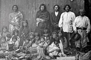 Retrato de las familias de Inacayal y Foyel. Se cree que la foto fue tomada antes de llevarlos a La Plata. 