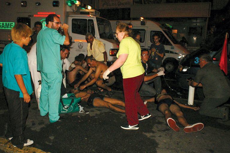 Los equipos médicos trabajando afuera de Cromañón en la madrugada del 31 de diciembre de 2004