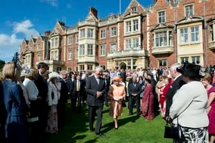 La reina Isabel II saluda a los invitados durante una fiesta en el jardín en honor a su Jubileo de Diamante en junio de 2012