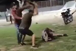 Brutal agresión: le pegó en la cabeza con una patineta en medio de una pelea