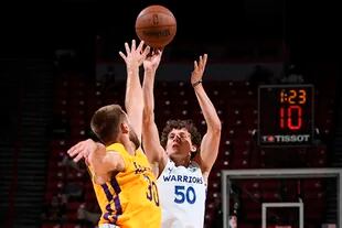 Kyle Guy intenta un triple ante Los Angeles Lakers; Golden State Warriors es el equipo triplero de la NBA por antonomasia.