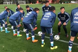 Otra imagen de Luka Romero, de botines color naranja, la primera vez que se encontró en la Argentina con sus compañeros de la Sub 15