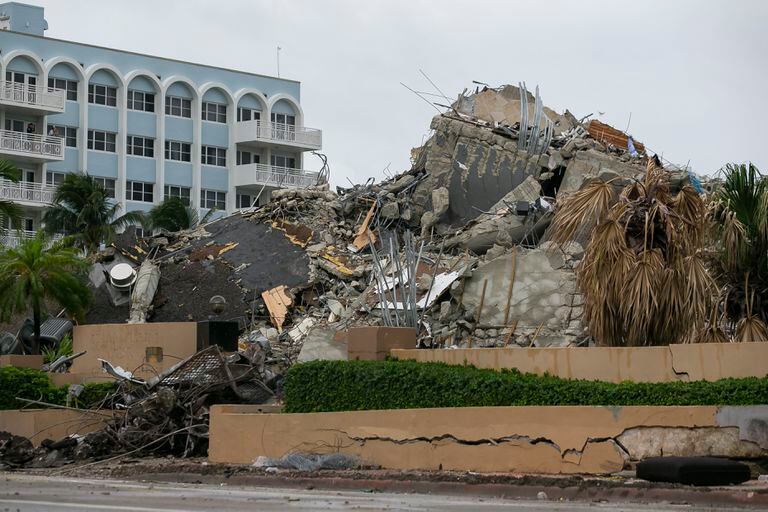 Varios socorristas revisan los escombros del edificio residencial Champlain Towers South, el miércoles 7 de julio de 2021, en Surfside, Florida. (Al Diaz/Miami Herald vía AP)
