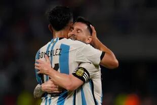 El abrazo de Lionel Messi con Nicolás González, socios en la goleada argentina ante Curazao