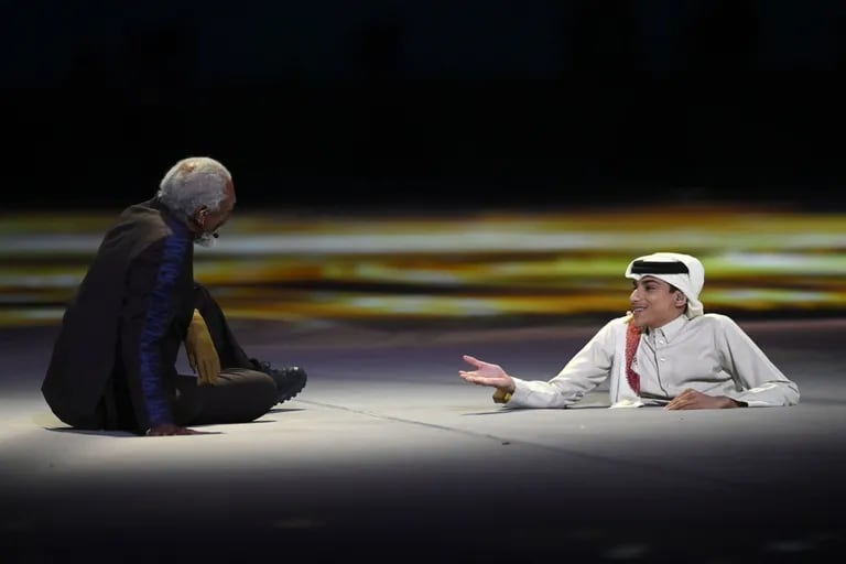 Ghanim Al-Muftah junto a Morgan Freeman en la ceremonia inaugural del Mundial de Qatar
