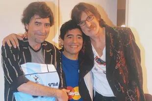 Diego Maradona junto a Joaquín Sabina y Charly García en los camarines del programa