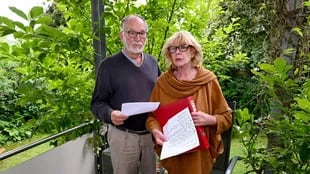 Friedrich-Wilhelm K y su esposa Jutta han iniciado un registro diario de cuando el gallo canta (Imagen: Ralf Meier/ BILD)