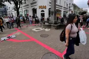 Por qué una línea roja de 1,5 kilómetros pintada sobre las calles del centro genera polémica