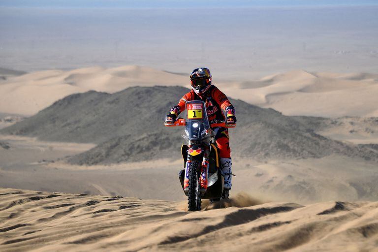 Argentinian biker Kevin Benavides powers his Ktm during the Stage 1A of the Dakar Rally 2022 between Jeddah and Hail, in Saudi Arabia, on January 1, 2022. (Photo by FRANCK FIFE / AFP)