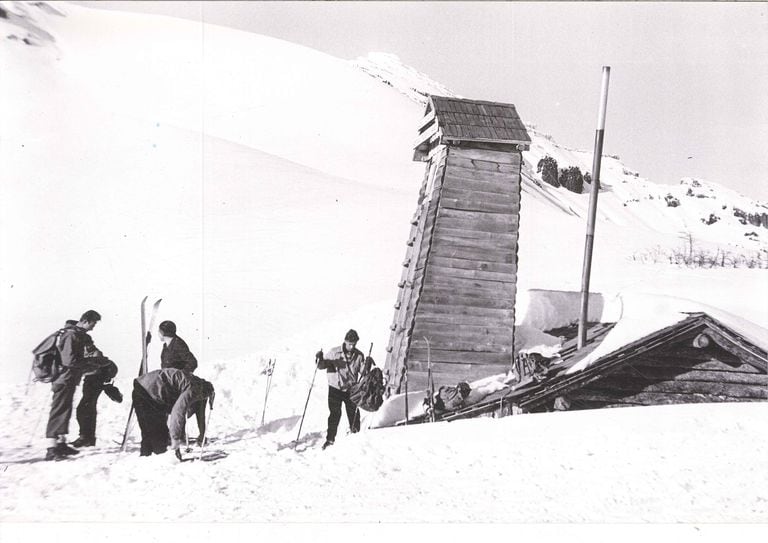 A pie, sin medios de elevación, subían las laderas para luego bajarlas esquiando. El grupo de pioneros construyó el actual refugio Graef
