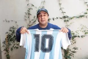 Gabriel Buono posa, orgulloso, con la camiseta de la selección argentina con el número 10. "A Diego lo mantuvo vivo el sueño de dirigir a la selección", asegura.