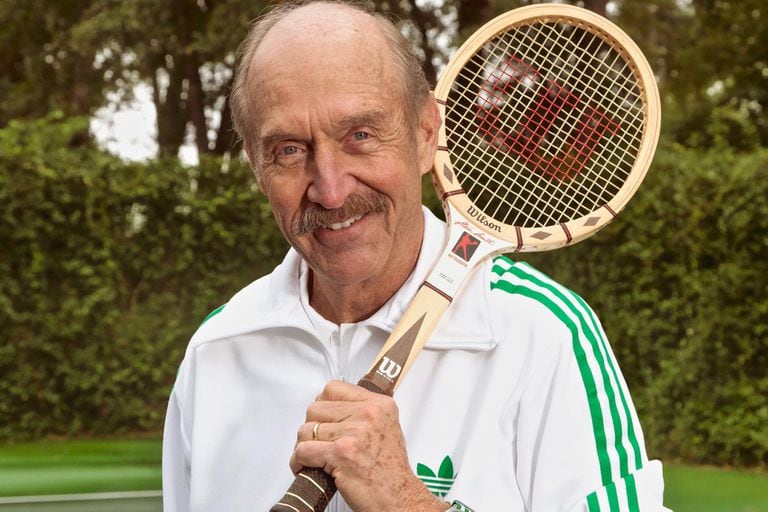El hombre al que la gente confunde con una zapatilla y le enseñó a jugar al tenis a la Argentina