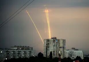 Cohetes rusos llueven sobre Ucrania, en Járvik, el 15 de agosto de 2022. (Foto AP/Vadim Belikov, archivo)