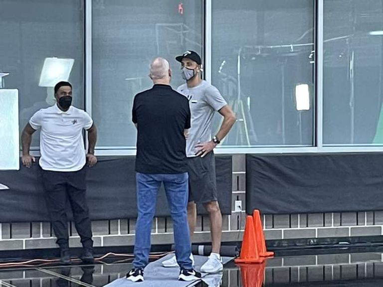 Manu Ginóbili en plena charla con Tom James, el jefe de comunicaciones de los Spurs (foto via @InfoManu)