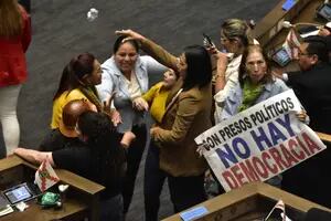 Pelea a las piñas y patadas en el Congreso de Bolivia en una sesión sobre el principal líder opositor