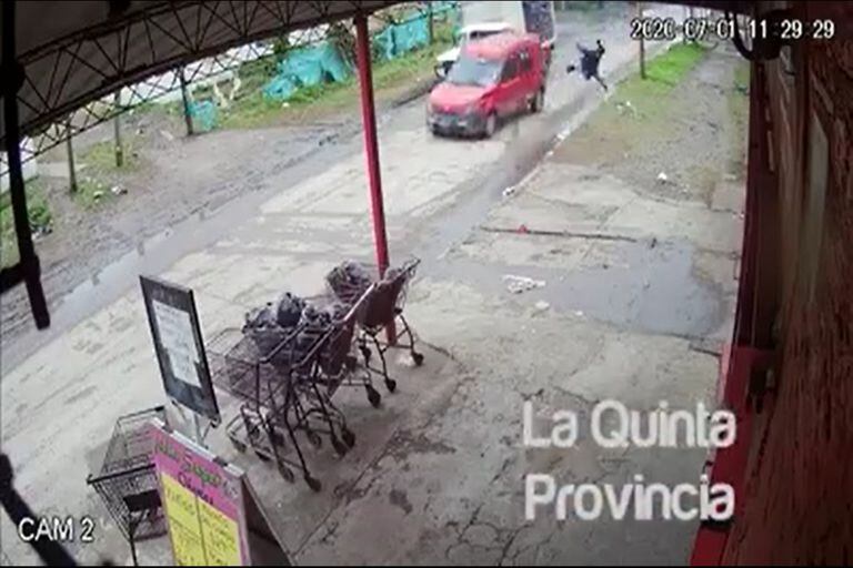 Video estremecedor: Robaron una camioneta y atropellaron a un peatón