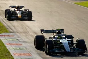 Lewis Hamilton (Mercedes) conduce delante del neerlandés Max Verstappen (Red Bull) en el circuito de Monza; los dos sufrieron recargos de distinto calibre 