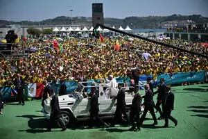 El papa Francisco se despide de Lisboa en una misa con 1,5 millones de peregrinos: “Sean surfistas del amor”
