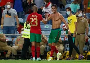 Por haberse quitado la camiseta en el festejo del gol decisivo, Cristiano Ronaldo recibió la tarjeta amarillo y no podrá estar en el próximo encuentro de Portugal, el de la visita del martes a Azerbaiyán por la eliminatoria para Qatar.