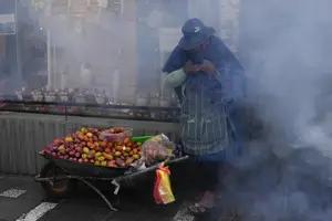 Sin dólares, se desvanece el “milagro económico” de Bolivia