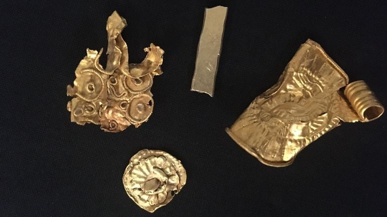 Cuatro de los objetos que integran el tesoro anglosajón desenterrado en Inglaterra