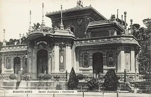 Hace más de un siglo abría como una de las primeras confiterías porteñas Pabellón El Águila. La calle Sarmiento todavía no existía y tenía una entrada para carruajes.