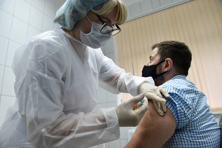 Una enfermera inocula al voluntario Ilya Dubrovin, de 36 años, con la nueva vacuna contra el coronavirus de Rusia en un ensayo posterior al registro en una clínica de Moscú el 10 de septiembre de 2020