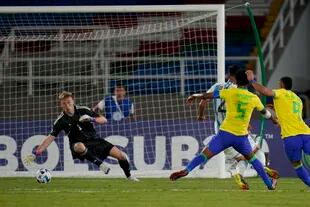 Andrey Dos Santos anota el segundo gol de Brasil contra la Argentina, que tuvo una deslucida tarea