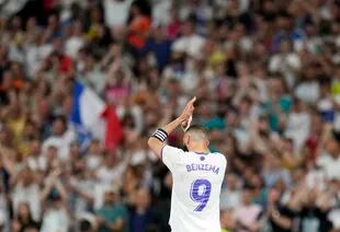 El francés Karim Benzema salió ovacionado del Santiago Bernabéu; ya es el segundo máximo goleador de la historia de Real Madrid