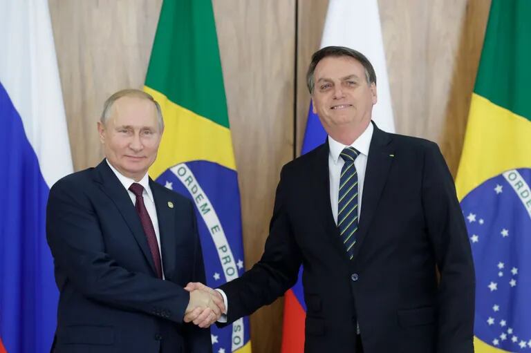 Vladimir Putin y Jair Bolsonaro, en un encuentro marcado por la cercanía mostrada entre ambos mandatarios.  MIKHAIL METZEL / SPUTNIK / CONTACTOPHOTO