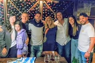 Lionel Messi junto a familiares y amigos en la noche porteña (Foto: Instagram/@elchuecosuar)