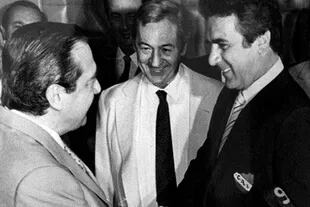 La vuelta de los campeones del mundo: el presidente de la Nación, Raúl Alfonsín, con el DT, José Pastoriza, y Pedro Iso, titular de Independiente