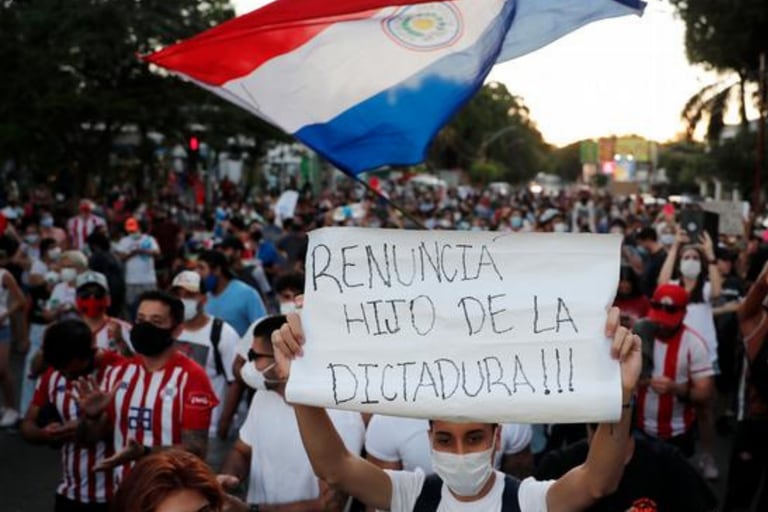 "Venimos por ti, Marito", dice una pancarta en medio de las protestas en Paraguay contra la gestión del presidente Mario Abdo Benítez