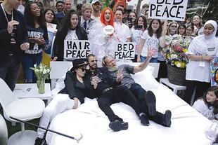 En 2018, Yoko recrea un Bed-in for Peace con Ringo Starr y Jeff Bridges en apoyo al Autobús Educativo John Lennon, en La Gran Manzana