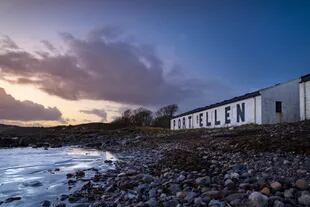 Destilería Port Ellen, fundada en 1825 en ese puerto ubicado en la costa oeste de la isla de Islay, en Escocia