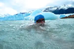 Cómo nadar entre los témpanos desprendidos del Glaciar Perito Moreno y no congelarse en el intento
