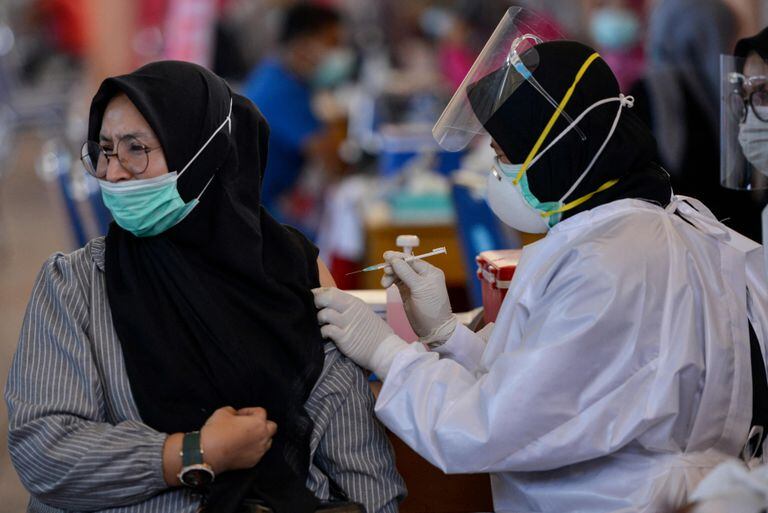 Más de 350 médicos vacunados con Sinovac se contagiaron en Indonesia