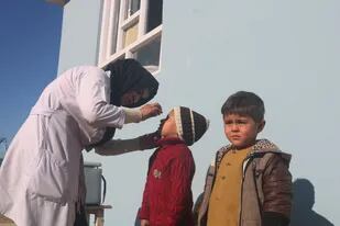 18-01-2021 Una sanitaria administra una vacuna a un niño durante la primera campaña contra la polio de 2021 POLITICA CONTACTO PHOTO