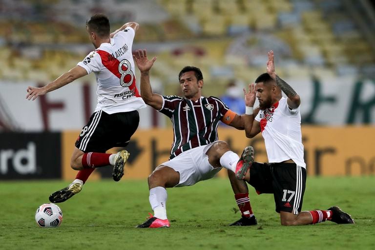 Agustín Palavecino y Paulo Díaz encierran a Fred; River tuvo 66,5% de posesión en el Maracanã.