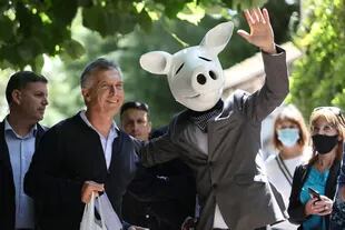 Mauricio Macri fua a votar a una escuela de Palermo, antes de entrar se tomo una fotografías con sus seguidores
