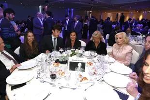 Pampita, Roberto García Moritán, Mirtha Legrand y Analía Maiorana comparten la misma mesa en la Cena anual de la Fundación Libertad