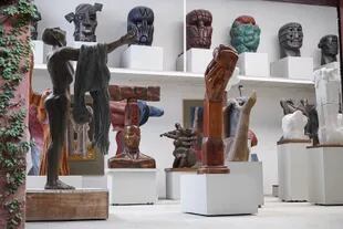 Como un museo de autor, en una sala se reúnen decenas de esculturas de carácter existencialista